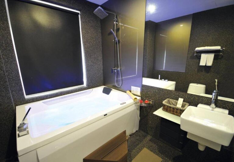 21 Melaka Hotels With Bathtubs For All Budgets (2023)