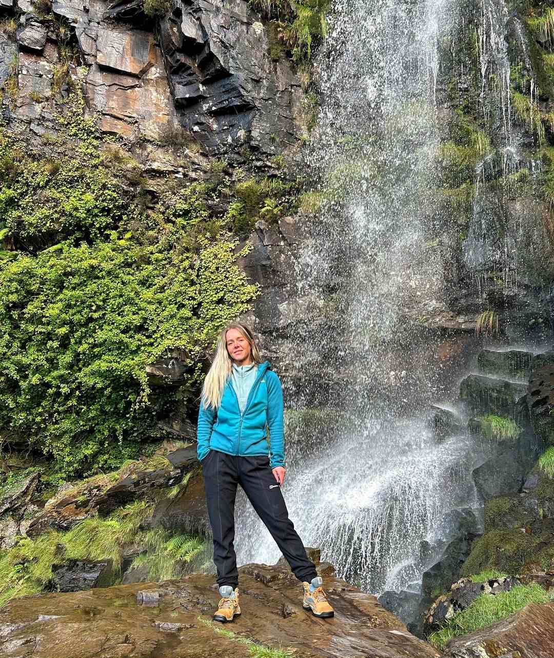 23+ Hiking Outfits For The Fall And Winter (Cute & Practical)