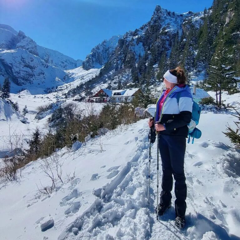 23+ Hiking Outfits For The Fall And Winter (Cute & Practical)