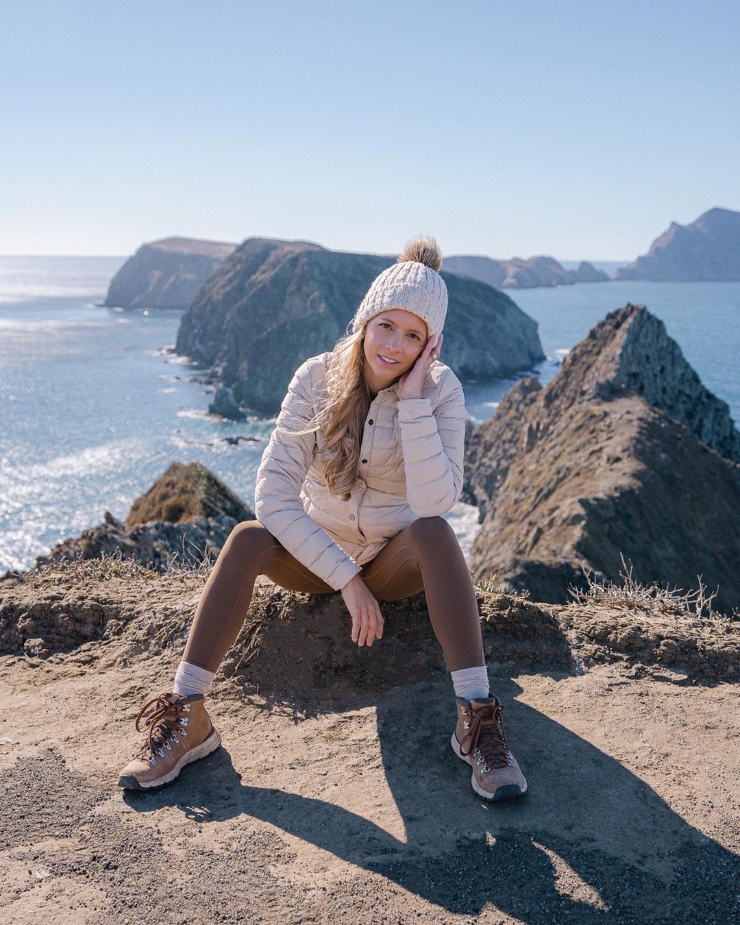 23+ Hiking Outfits For The Fall And Winter (Cute & Practical)