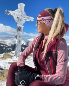 23+ Hiking Outfits For The Fall And Winter (Cute & Practical)