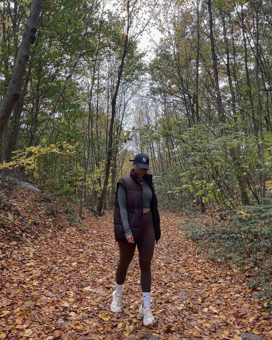 23+ Hiking Outfits For The Fall And Winter (Cute & Practical)
