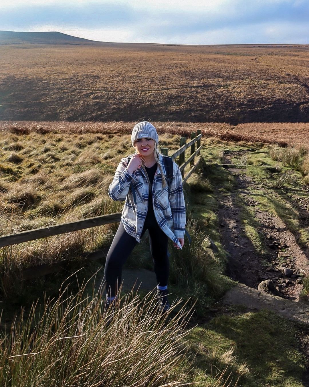 23+ Hiking Outfits For The Fall And Winter (Cute & Practical)