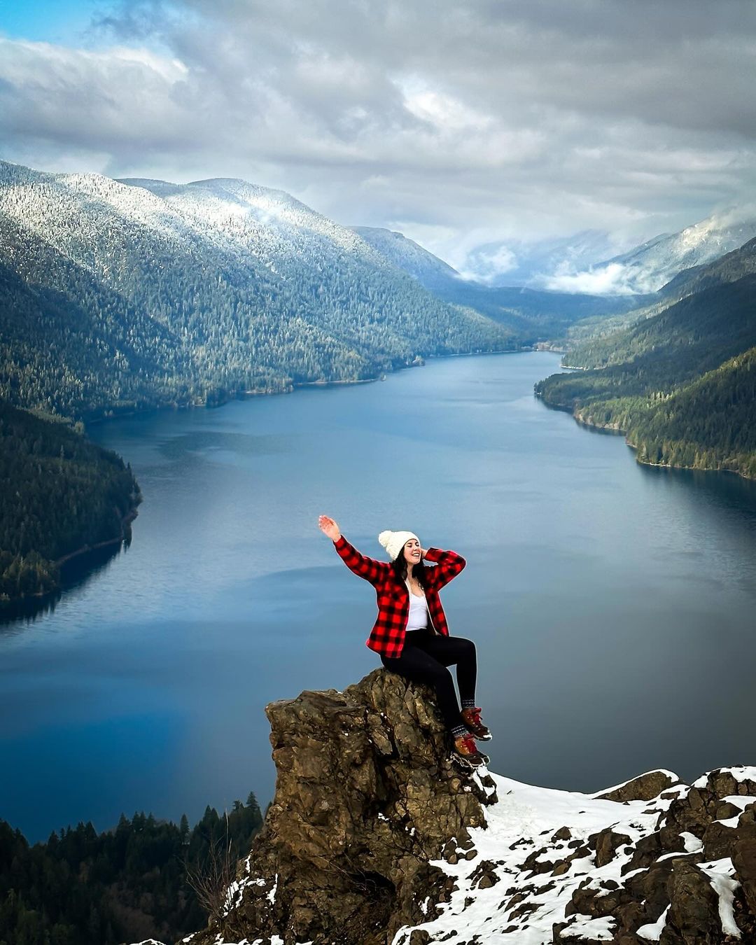 23+ Hiking Outfits For The Fall And Winter (Cute & Practical)