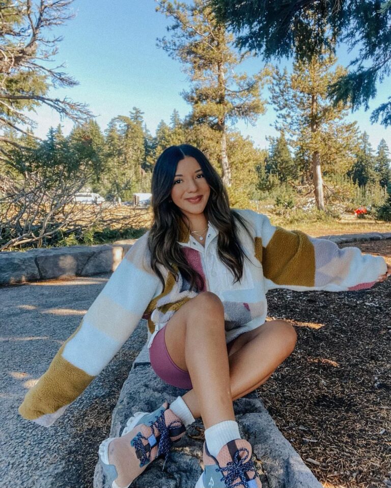 23+ Hiking Outfits For The Fall And Winter (Cute & Practical)