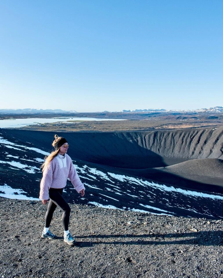 23+ Hiking Outfits For The Fall And Winter (Cute & Practical)