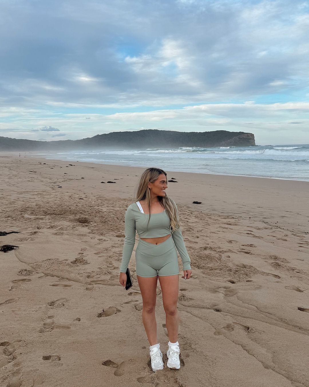 43 Australian Outfits For All Seasons (Chic & Comfy Looks!)
